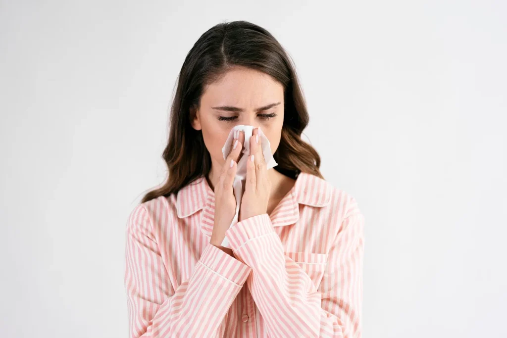 Jeune femme souffrant d'une allergie