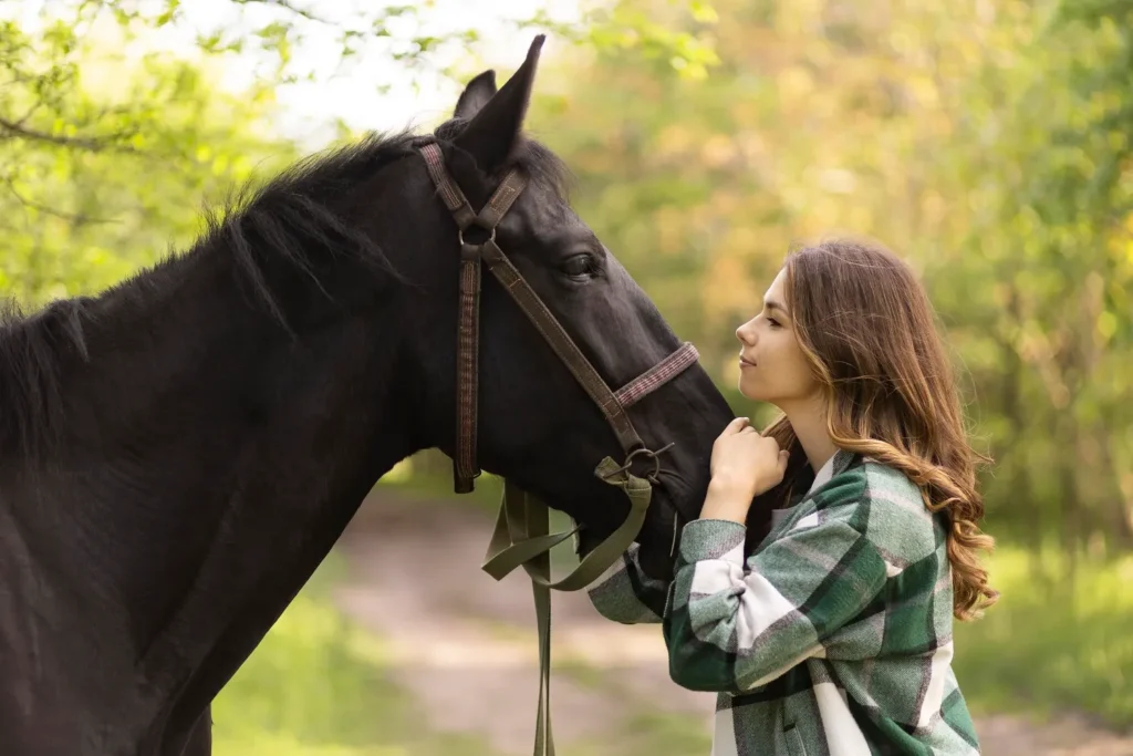 jeune femme qui enlace son cheval