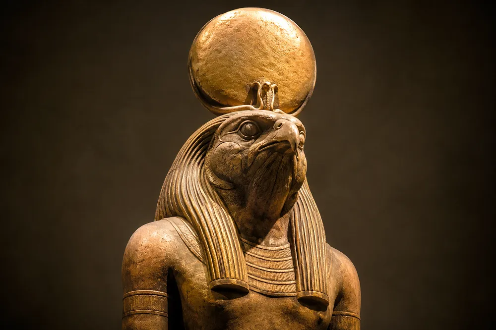 Dieu Râ (ou Rê) : mythe, œil de Râ, Amon-Rê et les dieux du soleil 1 Statue de Râ, le dieu soleil à tête de faucon coiffé du disque solaire