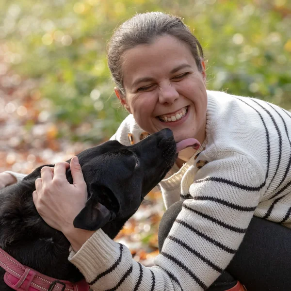 Émilie François, fondatrice de Com de Wouf, en balade d'automne avec sa chienne Olympe